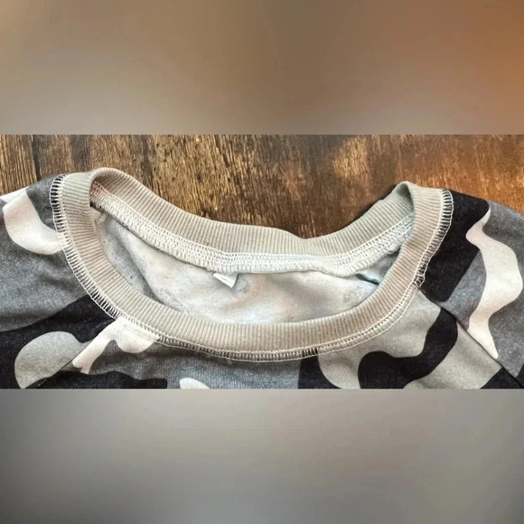 Ladies Camouflage pullover shirt. Size: L. - Picture 6 of 10